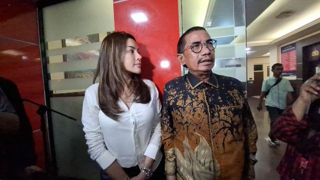 Nikita Mirzani bersama kuasa hukumnya mendatangi Polres Metro Jakarta Selatan pada Rabu, (12/2/2025) malam.