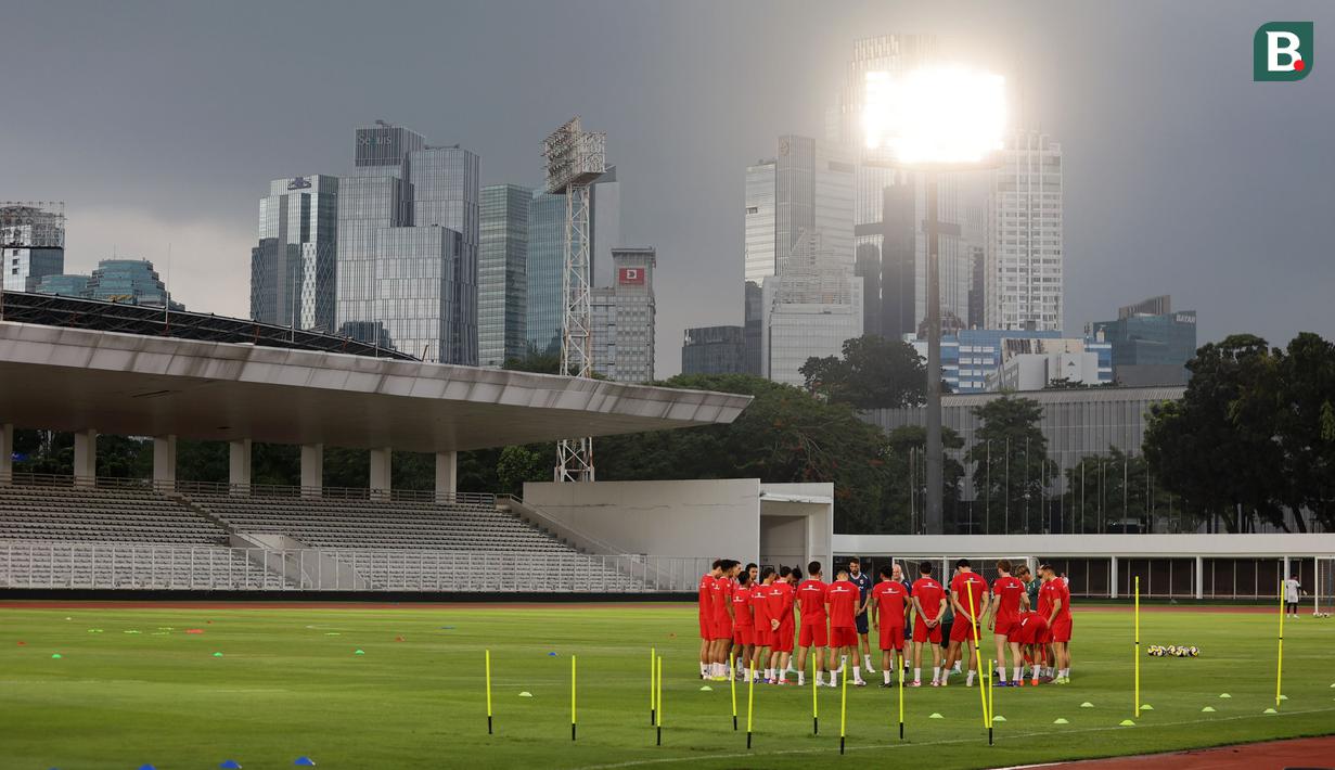 Pemain Timnas Indonesia melakukan briefing saat melakoni latihan resmi menjelang laga FIFA Series 2026 melawan St Kitts and Nevis di Stadion Madya, Senayan, Jakarta, Kamis (26/03/2026). (Bola.com/M Iqbal Ichsan)
