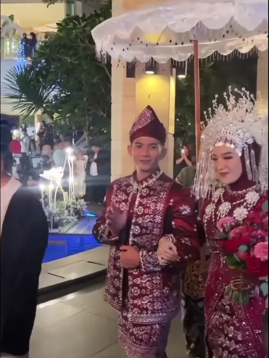 Selain mengenakan busana adat Sunda, acara juga mengusung adat Sumatra. Venue acara resepsi begitu indah dengan dekorasi bunga dan inisial nama "RH" siap menyambut kedua mempelai. [Instagram/setiastiweddingplan]
