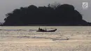 Sebuah perahu berlayar di kawasan Pantai Palangpang, Kecamatan Ciemas, Sukabumi, Selasa (26/6). Di pantai ini wisatawan juga bisa menyaksikan pemandangan bukit dengan bebatuan purbanya yang megah serta pesona curug dari kejauhan. (Merdeka.com/Arie Basuki)