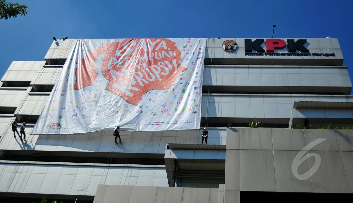 Komunitas Saya Perempuan Antikorupsi! (SPAK) memasang banner raksasa bertuliskan "Saya Perempuan Anti Korupsi" di Gedung KPK, Jakarta, Selasa (21/4/2015). Pemasangan banner tersebut dalam rangka memperingati Hari Kartini. (Liputan6.com/Yoppy Renato)