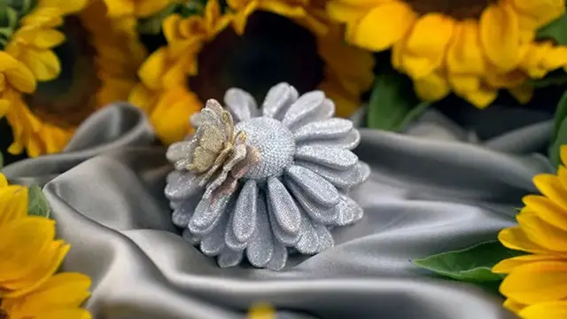 Cincin berhiaskan 50.000 berlian, dan memenangkan Guinness World Records (Tangkapan layar dari website guinnessworldrecords.com)