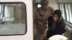 Aktivis HAM India, Irom Sharmila dikawal setibanya di pengadilan Imphal, negara bagian Manipur, Selasa (9/8). Sharmila akan mengakhiri protes dan memulai kampanye sebagai calon independen pada pemilihan legislatif di kampung halamannya. (REUTERS/Stringer)