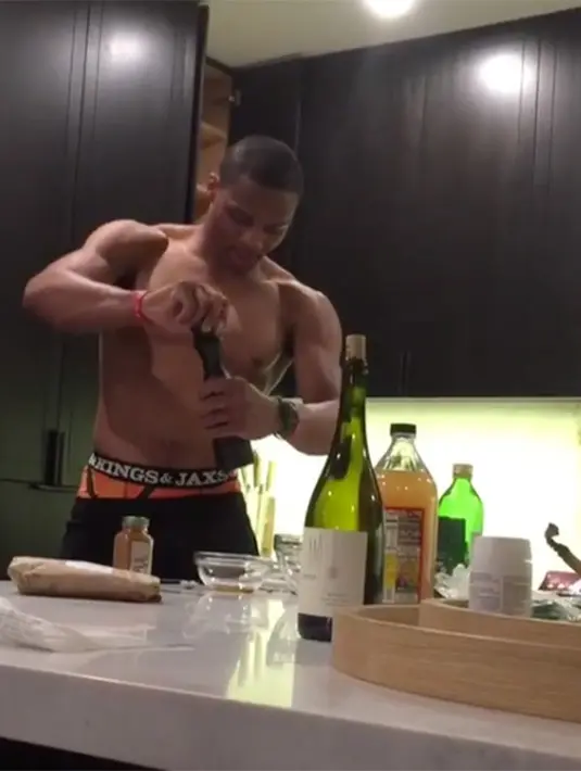 Russell Westbrook tidak ingin kalah dan memamerkan tubuhnya saat masak. (HollywoodLife)