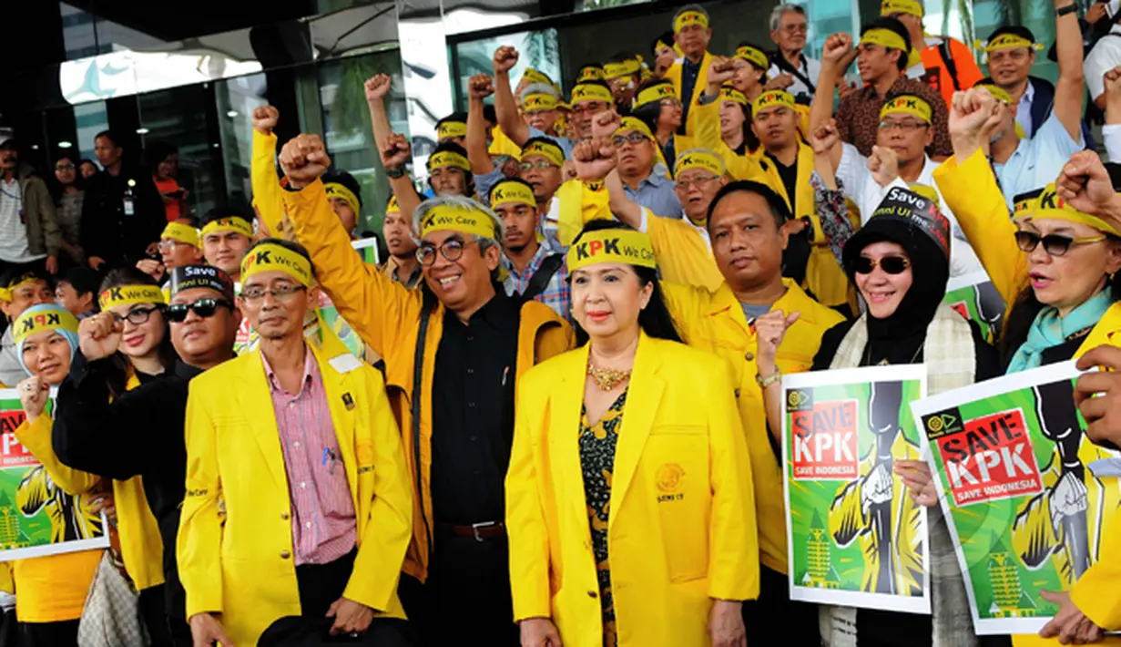 Keluarga besar Univesitas Indonesia mendatangi kantor KPK, Jakarta, Rabu (18/2/2015). Kedatangan mereka sebagai bentuk dukungan kepada KPK (Liputan6.com/Faisal R Syam)
