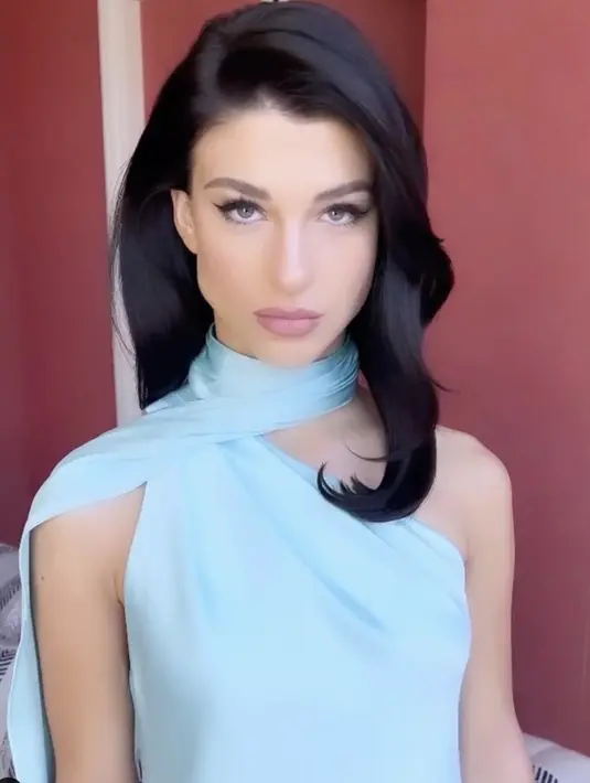 Sesekali tampil manis, ia memilih dress dengan gaya klasik yang dipercantik dengan aksen selendang pada area leher. [Foto: Instagram/ Phoebe Gates]