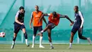 Pemain Prancis, Kimpembe menendang bola saat mengikuti sesi latihan di Glebovets, Rusia, (7/7). Prancis akan bertanding melewan Belgia pada babak semifinal Piala Dunia 2018. (AP Photo / David Vincent)