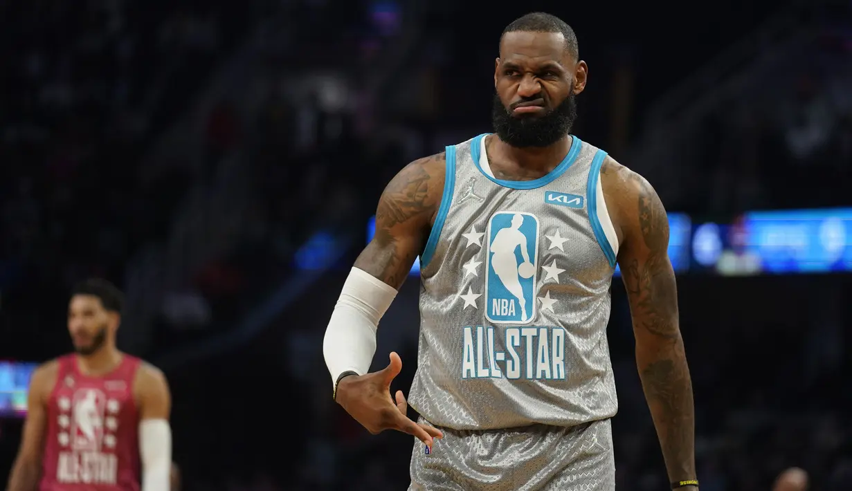 <p>Laga pun berjalan semakin sengit. Tim Lebron sempat membuat laga imbang di angka 32-32 saat tembakan 3 angka Lebron James meluncur mulus ke dalam jaring. Skor 47-45 akhirya menutup kuarter pertama untuk keunggulan Tim Lebron. (AP/Charles Krupa)</p>