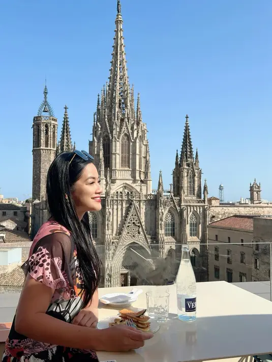 Selain mengunjungi Sagrada Familia, Titi Kamal juga mengeksplorasi kekayaan kuliner Barcelona. Dalam beberapa story Instagramnya, ia membagikan pengalaman mencicipi berbagai hidangan khas Spanyol. Titi tampak sangat menikmati petualangan kuliner ini, menunjukkan betapa ia menghargai setiap aspek dari budaya lokal. 
 (Liputan6.com/IG/@titi_kamall)