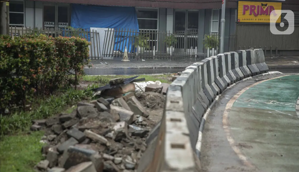 Beton pembatas terpasang di Jalan Senopati, Jakarta, Minggu (29/12/2019). Pascakejadian mobil tabrak Apotek Senopati, Suku Dinas Bina Marga memasangan beton pembatas untuk meminimalisir kejadian serupa terulang kembali. (Liputan6.com/Faizal Fanani)