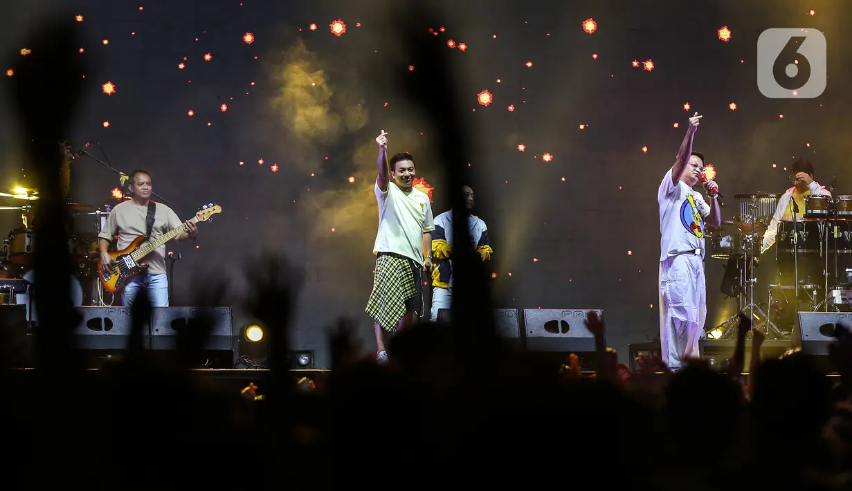 “Kita baru saja ditinggal sama saudara kita. The original member of Kahitna, Mr Carlo Saba. Beliau sudah di surga. Lagu ini lagu favoritnya,” kata Hedi Yunus. (Liputan6.com/Johan Tallo)