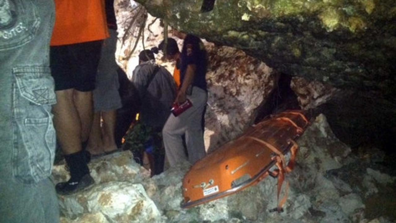 Kerja keras Tim SAR evakuasi korban longsor di Pantai Sadranan