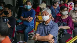 Lansia menghadiri kegiatan Sentra Vaksinasi Bersama COVID-19,  Jakarta, Senin (15/3/2021). Kementerian BUMN menggelar Sentra Vaksinasi Bersama COVID-19 bagi lansia untuk mendorong percepatan program vaksinasi nasional demi mencapai target satu juta vaksin per bulan. (Liputan6.com/Faizal Fanani)