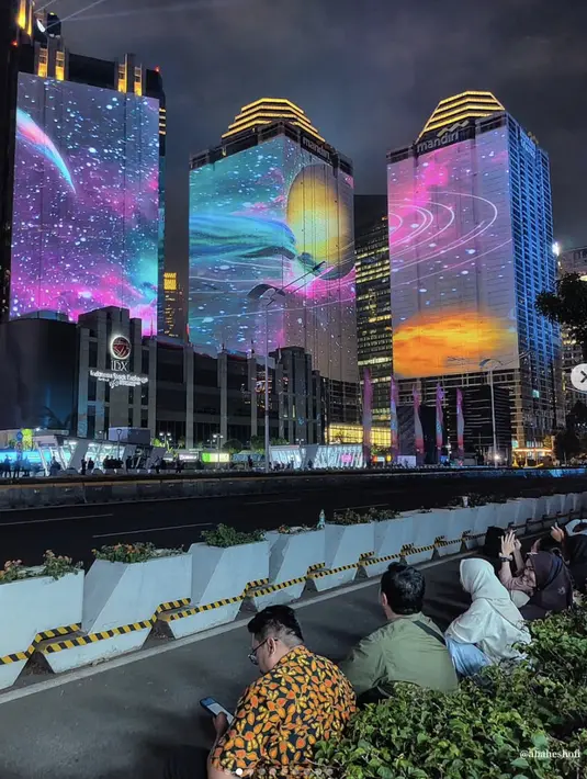 Sejumlah masyarakat juga turut menikmati keindahan dan moemntum spesial keindahan video mapping di KTT Asean. [Foto: Instagram/ abaheshofi.khafidin]
