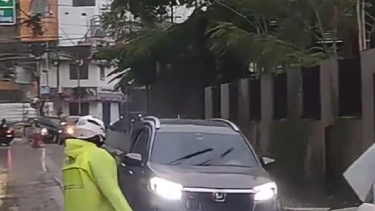 Polisi Ini Pilih Jualan Bubur Ayam Usai Pulang Kerja, Aksinya Curi Perhatian