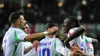 Pemain Timnas Italia, Moise Kean (kanan), merayakan bersama rekan setimnya setelah mencetak gol dalam pertandingan kualifikasi Piala Dunia 2026 Grup I antara Estonia dan Italia di Tallinn, Estonia, Sabtu, 11 Oktober 2025. (AP Photo/Sergei Grits)&nbsp;&nbsp;&nbsp;