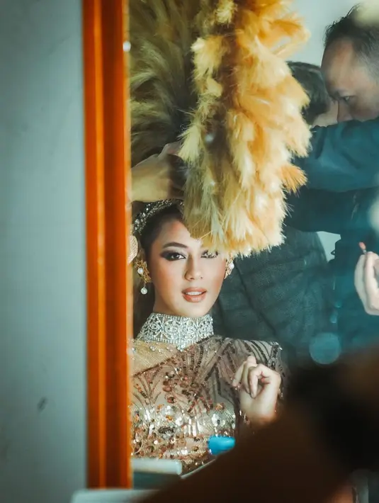 Penampilannya disempurnakan dengan pulasan makeup glam hasil tangan dingin MUA Bubah Alfian.  [@martinusmunindra/@paula_verhoeven].