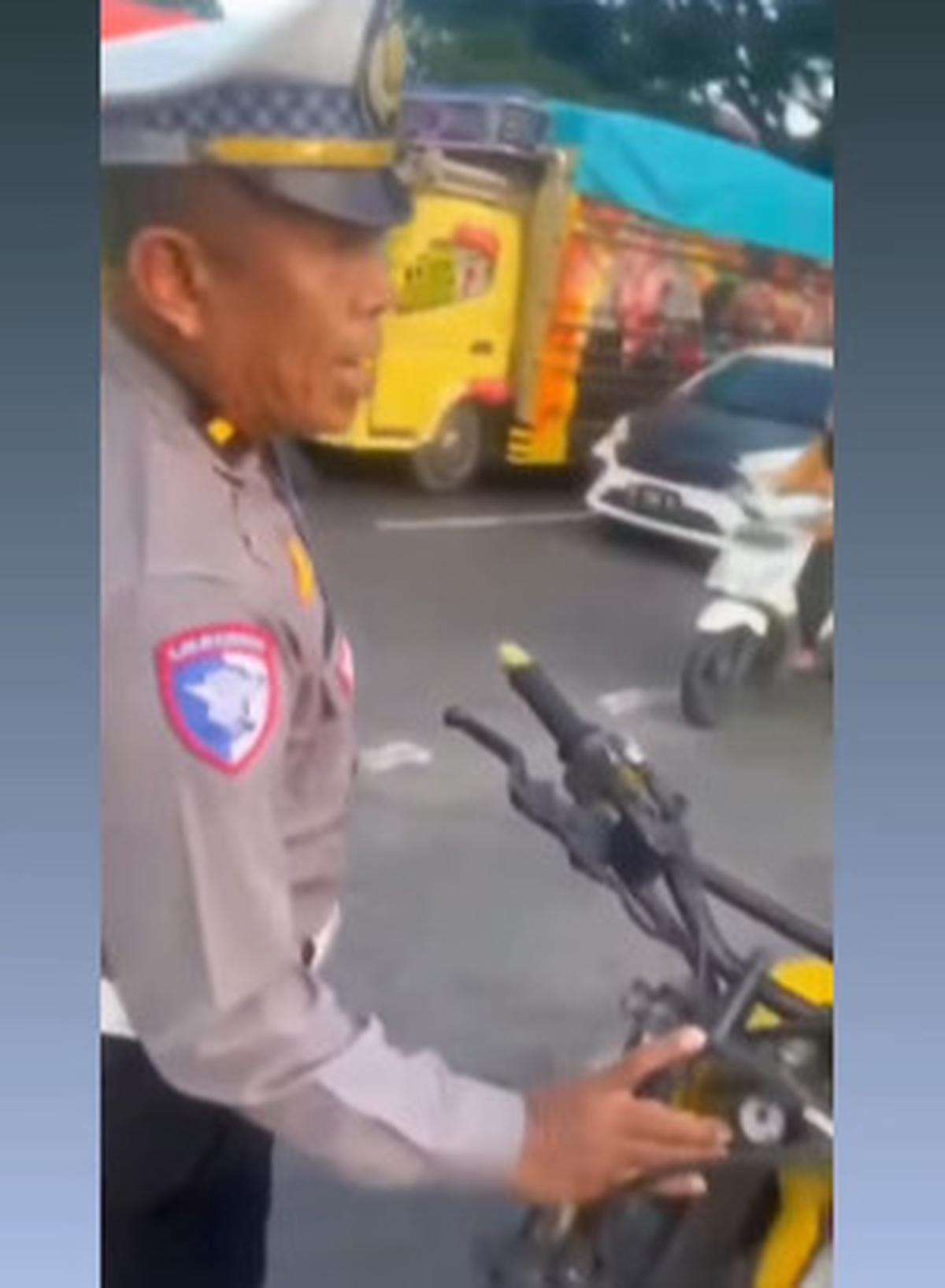 Pemotor Ini Tak Mau Diberhentikan di Pinggir Jalan, Telepon di Depan Aparat sampai Nekat Ngaku Anak Pensiunan Polisi
