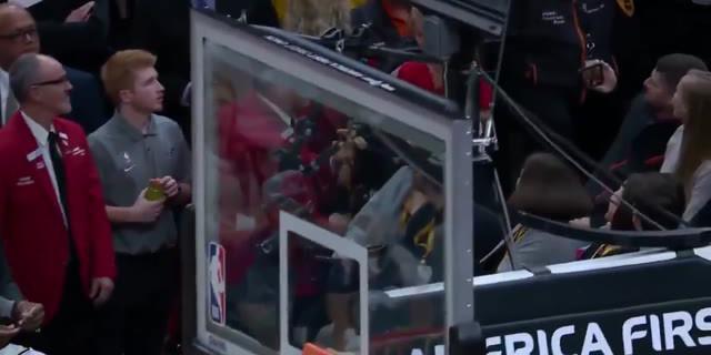 VIDEO: Momen Bahagia Saat Para Bintang NBA Give Away Sepatunya Kepada Fans, Salah Satunya LeBron James