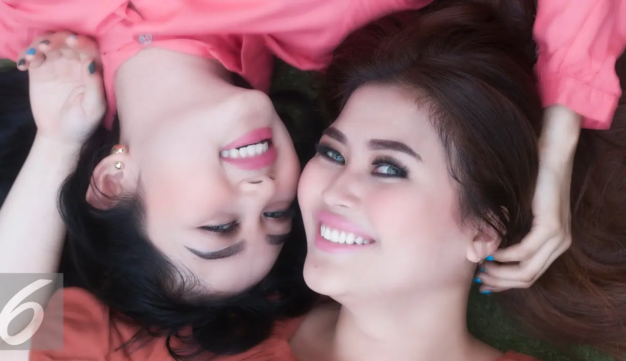 Pamela Safitri dan Ovi Savianti Duo Serigala berpose saat pemotretan dengan Liputan6.com di Jakarta, Rabu (7/10/2015). Bukan Hanya memilik tubuh seksi, Pamela dan Ovi juga pandai tampil cantik dengan tata rias minimalis. (Liputan6.com/Yudha Gunawan)