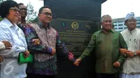 Ketua MPR Zulkifli Hasan bergandeng tangan dengan Ketua Tim Pengarah Siaga Bumi, Din Syamsuddin saat menghadiri peringatan Hari Perdamaian Internasional di Taman Perdamaian, Kompleks Parlemen, Jakarta, Senin (21/9/2015). (Liputan6.com/Johan Tallo)