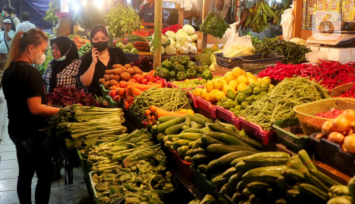 Aktivitas pedagang di pasar Senen, Jakarta, Jumat (23/12/2022). Penjabat (Pj) Gubernur DKI Jakarta, Heru Budi Hartono menjelaskan, menghadapi Natal 2022 dan Tahun Baru 2023, Pemprov DKI Jakarta terus meningkatkan sinergi untuk menjaga ketahanan pangan. Dia pun memastikan bahwa pasokan kebutuhan pangan yang berkualitas untuk masyarakat Jakarta dalam kondisi stabil, serta harga pangan tetap terjaga dan terjangkau oleh masyarakat Jakarta. (Liputan6.com/Angga Yuniar)