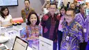 Menteri BUMN Rini Sumarno  mengunjungi salah satu stand pada acara KAI Travel Fair 2017 di JCC, Senayan, Jakarta, Sabtu (29/7). Berbagai tiket kereta api segala jurusan dengan harga jauh lebih murah ditawarkan di acara tersebut (Liputan6.com/Angga Yuniar)