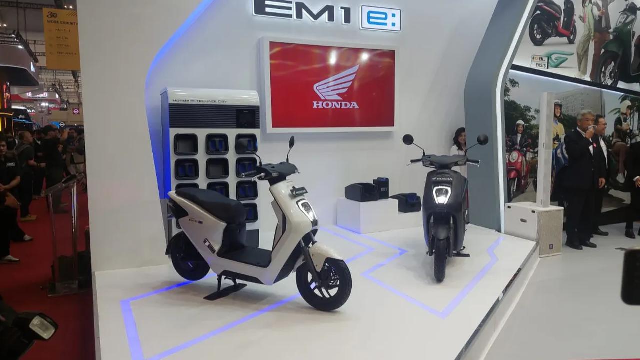 AHM pertama kali memamerkan motor listrik ini pameran GIIAS, Agustus 2023. Sambil menerima pre-order dengan membayar uang muka Rp 5 juta.<br>Menurut Thomas, motor listriknya cukup diminati konsumen Honda. Distribusi ke konsumen pada akhir tahun.