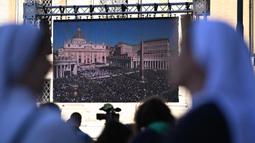 Suasana duka mendalam menyelimuti lapangan Santo PetrusVatikan, saat misa pemakaman Paus Fransiskus berlangsung. (Piero CRUCIATTI/AFP)