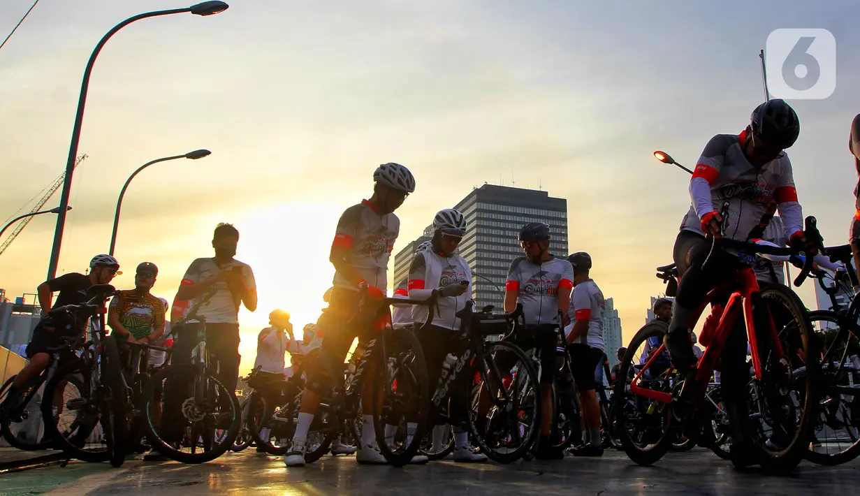 Pegawai PT KAI bersepeda bersama berbagai komunitas Urban SOS Cycling Club di Stasiun BNI City, Jakarta, Sabtu (21/1/2023). Kegiatan olahraga bersepeda yang bertajuk Collaboride digelar dalam rangka mempromosikan Stasiun BNI City sebagai area transportasi publik yang dapat digunakan untuk aktivitas warga. (Liputan6.com/Angga Yuniar)