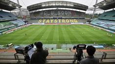 Juru kamera mengambil gambar saat pertandingan Jeonbuk Hyundai Motors melawan Suwon Samsung Blue Wings pada laga K-League di Stadion Jeonju, Korea Selatan, Jumat (8/5/2020). Kembali bergulir di tengah wabah corona, K-League tanpa penonton. (AFP/Jung Yeon-Je)
