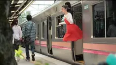 Seorang wanita bernama Natsumi Hayashi , terbang di setiap sudut kota dan membuat orang sekitar terkejut dengan aksinya tersebut.