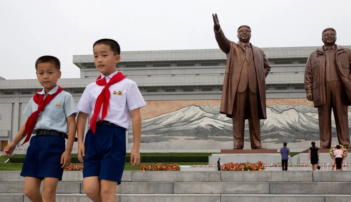 Anak-anak pulang usai memberi penghormatan di hadapan patung pemimpin Korea Utara Kim Il Sung dan Kim Jong Il dalam peringatan berakhirnya Perang Dunia II dan pembebasan dari kolonial Jepang di Pyongyang, Korut, Rabu (15/8). (AP Photo/Ng Han Guan)