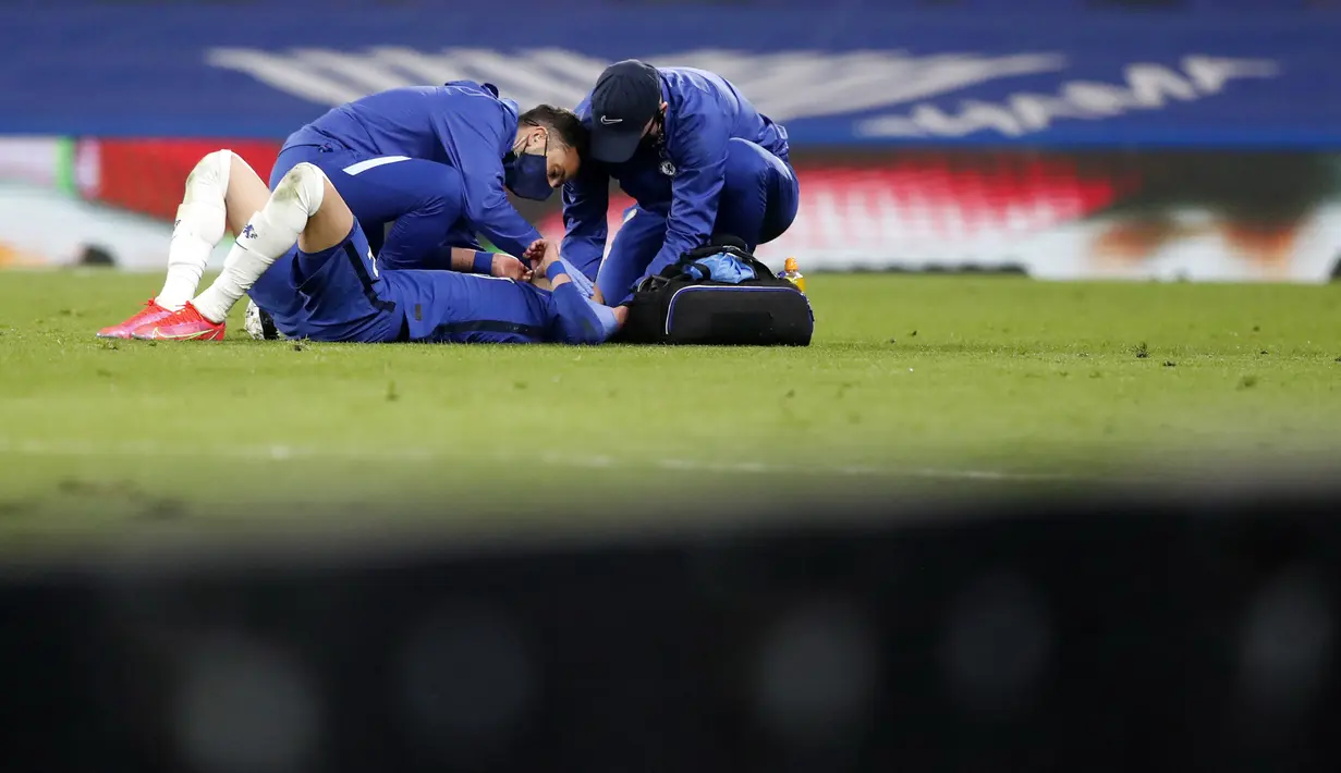 Pemain Chelsea Hakim Ziyech menerima perawatan medis saat melawan Brighton and Hove Albion pada pertandingan Liga Inggris di Stadion Stamford Bridge, London, Inggris, Selasa (20/4/2021). Pertandingan berakhir 0-0. (AP Photo/Frank Augstein, Pool)
