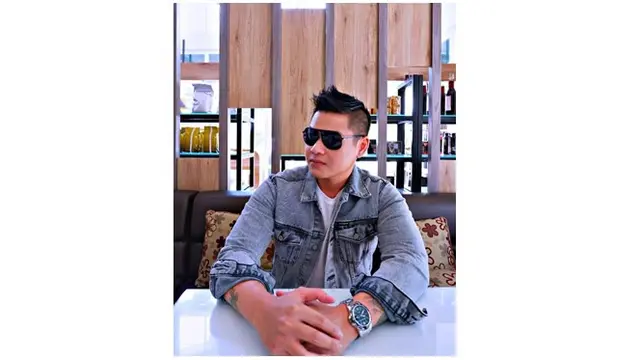 Melalui Instagramnya, Bagus kini menjadi model produk pakaian.