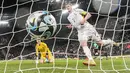 Gelandang Belgia, Kevin De Bruyne mencetak gol ketiga timnya ke gawang kiper Jerman Marc-Andre ter Stegen selama pertandingan persahabatan internasional di Stadion RheinEnergie,  Cologne pada Rabu (29/3/2023) dini hari WIB. (AP Photo/Martin Meissner)