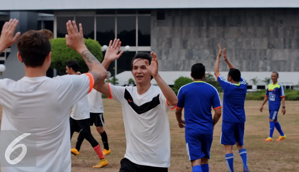Tim sepak bola selebritis merayakan kemenangan usai menjebol gawang dari tim sepak bola Fraksi PAN dalam rangka rangkaian acara memeriahkan HUT PAN ke-17, Jakarta, Sabtu (22/8/2015). (Liputan6.com/Andrian M Tunay)