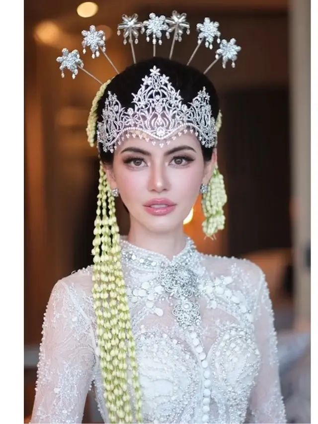 5 Potret Davika Hoorne Pakai Siger Sunda, Pesona Bintang Thailand Jadi Pengantin