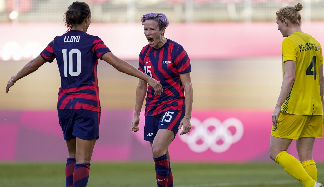 Sebelum waktu turun minum, Amerika Serikat mampu tambah dua gol, yaitu lewat tendangan voli Megan Rapinoe (tengah) di menit ke-21 dan tendangan kaki kidal Carli Lloyd (kiri) di menit akhir babak pertama. Skor sementara 3-1 dengan keunggulan Amerika Serikat. (Foto: AP/Andre Penner)