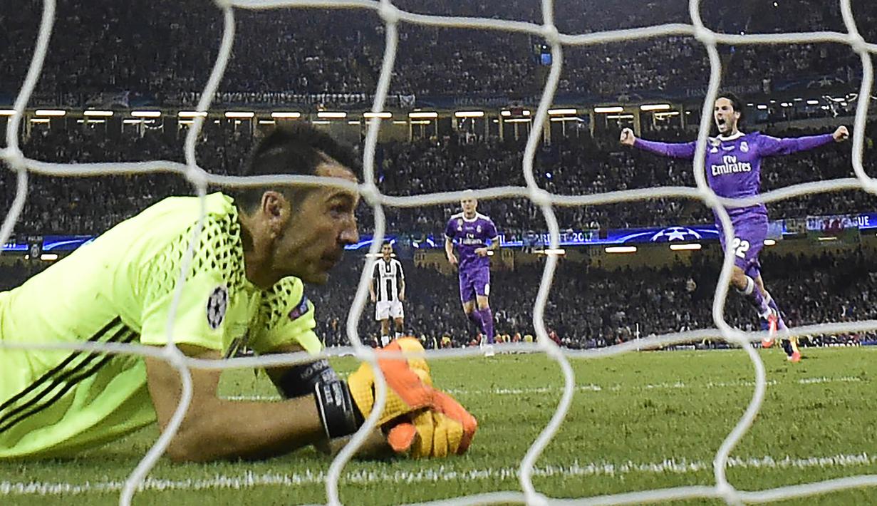 Kiper Juventus, Gianluigi Buffon, tampak kecewa usai gawangnya kebobolan pada laga final Liga Champions di Stadion Millennium, Sabtu (3/6/2017). Juventus kalah 1-4 dari Real Madrid. (AFP/Javier Soriano)
