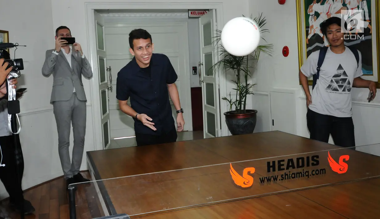 Egy Maulana Vikri menjajal permainan headis usai bertemu Menpora Imam Nahrawi di gedung Kemenpora, Jakarta, Jumat (5/1). Olahraga headis perpaduan tenis meja dengan sepak bola yang cara permainannya dengan cara disundul. (Liputan6.com/Helmi Fithriansyah)