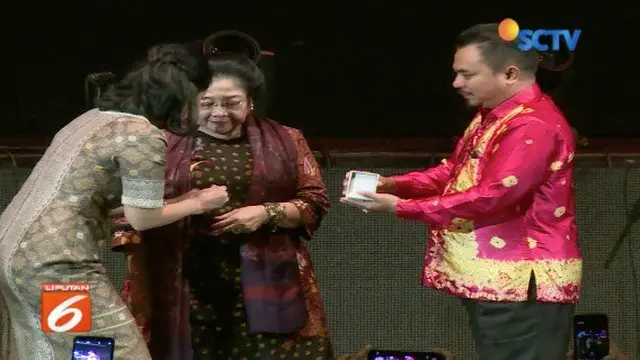 Megawati Soekarnoputri dapat penghargaan seumur hidup Bhakti Teratai Putra dari Purna Paskibraka Indonesia.