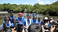 Menteri Koordinator Bidang Infrastruktur dan Pembangunan Kewilayahan, Agus Harimurti Yudhoyono (AHY),meninjau langsung progres proyek breakwater di Pantai Kuta bersama perwakilan Kementerian Pekerjaan Umum, pada Senin (13/10/2025). (Dok Kemenkoinfra)&nbsp;