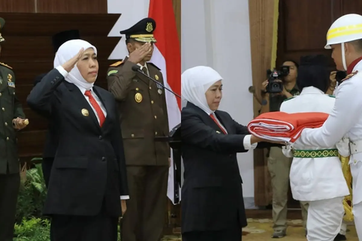 Potret Gubernur Khofifah Kukuhkan 76 Personel Paskibraka Jawa Timur