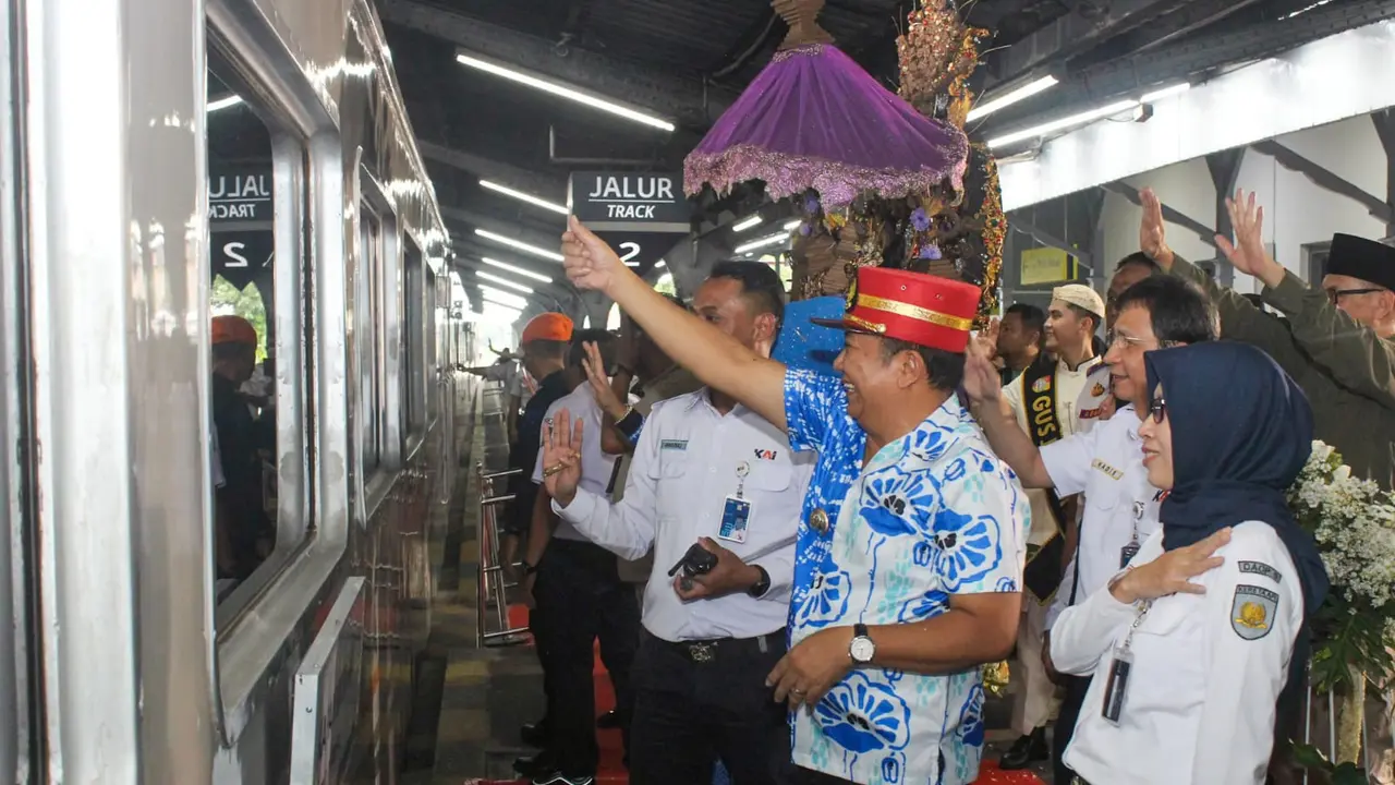 Bupati Jember Hendy Siswanto memberangkatkan Kereta Api Pandalungan relasi Staisun Jember- Gambir Jakarta (Istimewa)