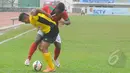 Pemain depan Timnas U-16, F Spieks Sokoy berebut bola dengan pemain Semen Padang U-16 pada laga uji coba di Stadion Singaperbangsa, Jawa Barat, Senin (9/3/2015). Timnas U-16 bermain imbang 4-4 dengan Semen Padang U-16. (Liputan6.com/Herman Zakharia)