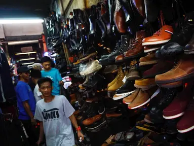 Pengunjung mencari sepatu di pusat perbelanjaan, Jakarta, Selasa (3/7). Asosiasi Persepatuan Indonesia (Asprisindo) meyakini pertumbuhan industri alas kaki lebih baik tahun ini yang didorong oleh realisasi beberapa pabrik baru. (Liputan6.com/Angga Yuniar)