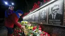Seorang wanita meletakkan bunga di monumen peringatan 30 tahun bencana nuklir Chernobyl, di kota Slavutych, Ukraina, Selasa (26/4). Ledakan di Chernobyl pada 26 April 1986 silam merupakan kecelakaan terburuk dalam sejarah nuklir. (REUTERS/Gleb Garanich)