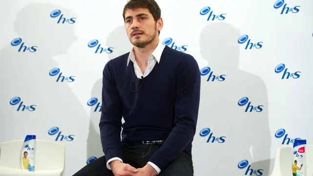 Sang Kiper Real Madrid, Iker Casillas, Modis dengan Sweater dan Jaket Hoody