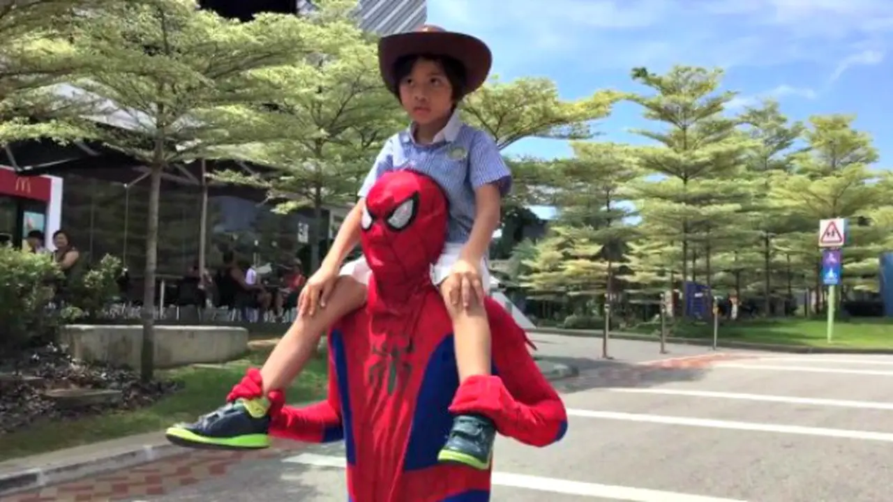   Seorang Ayah di Singapura 'Berubah' Jadi Spiderman!